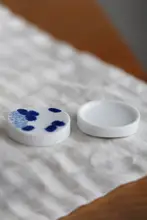 景徳鎮手描き青花柄箸置き【陶器製・美しいデザイン】