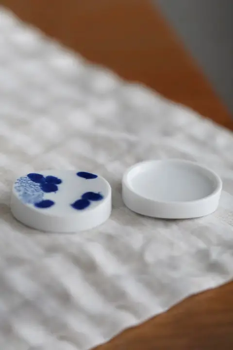 景徳鎮手描き青花柄箸置き【陶器製・美しいデザイン】