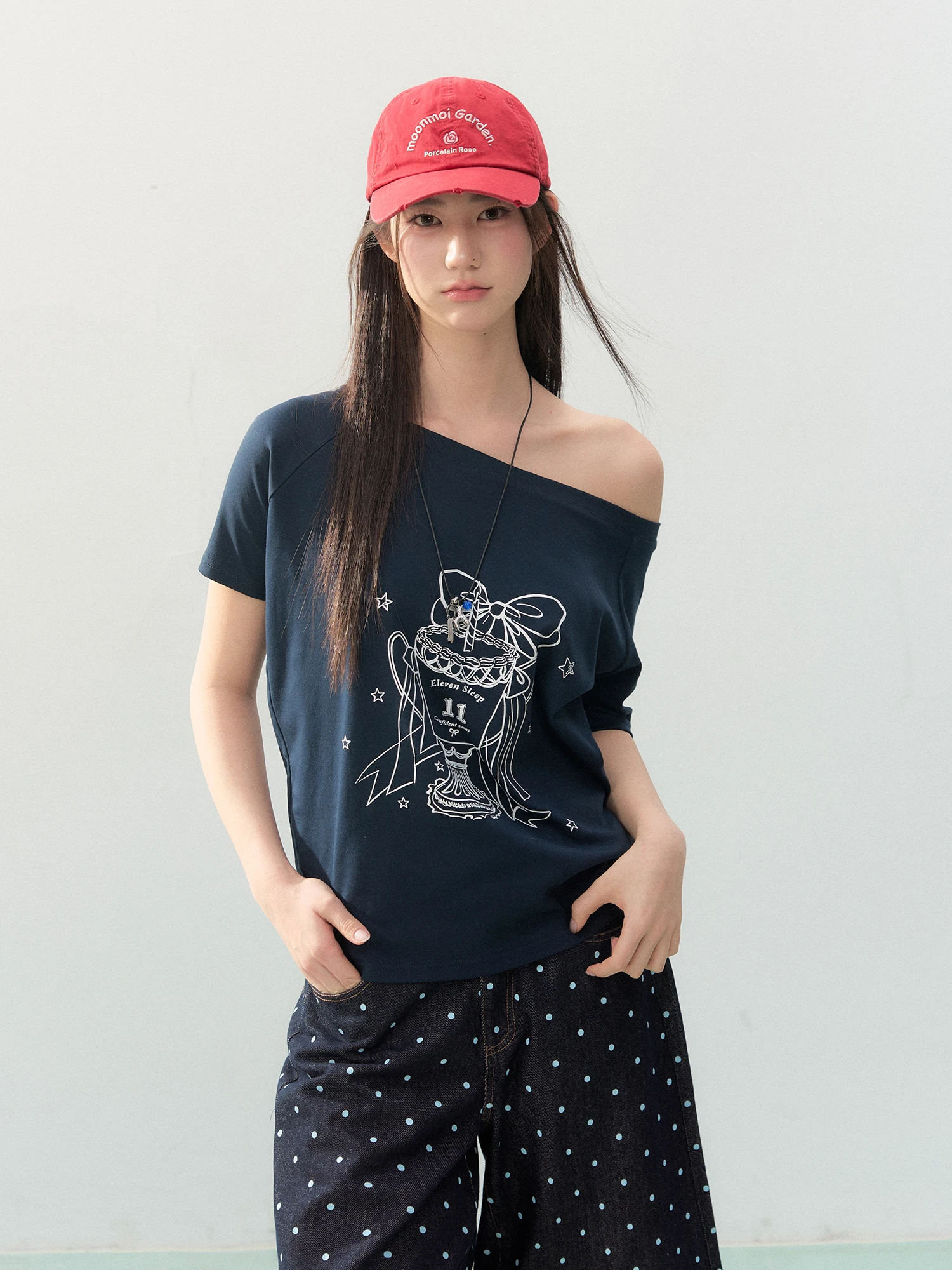 斜め肩デザインの夏用Tシャツ：韓式スタイルの宽松型デザインと通勤・校园シーンでの実用性