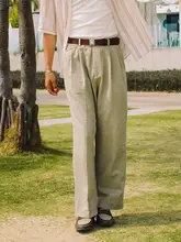 カジュアルなデザインのカーキ色ストレートパンツ【軽量・中高腰・男性用】