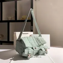 春季にぴったりの淡いグリーンのショルダーバッグ【通勤用・シンプルデザイン】
