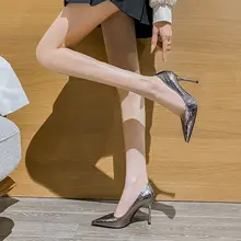 光沢のある黒エナメル細高ヒールパンプス【ビジネス・フォーマル対応・ポインテッドトゥ】