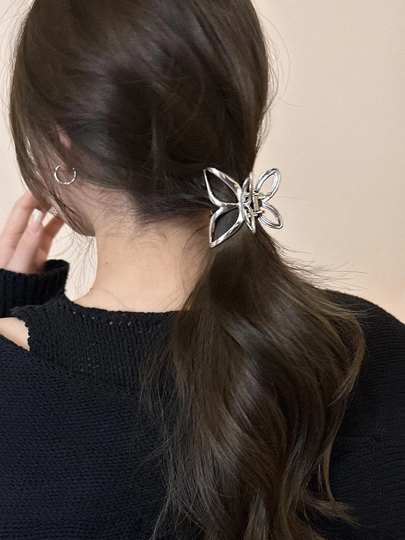 液体金属蝶型ヘアクリップ：ボブヘアに最適なシンプルで高級感のある固定スタイル