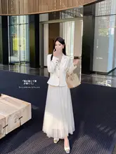 米白色のレディースジャケット【春用・デザイン性のあるカジュアル仕様】