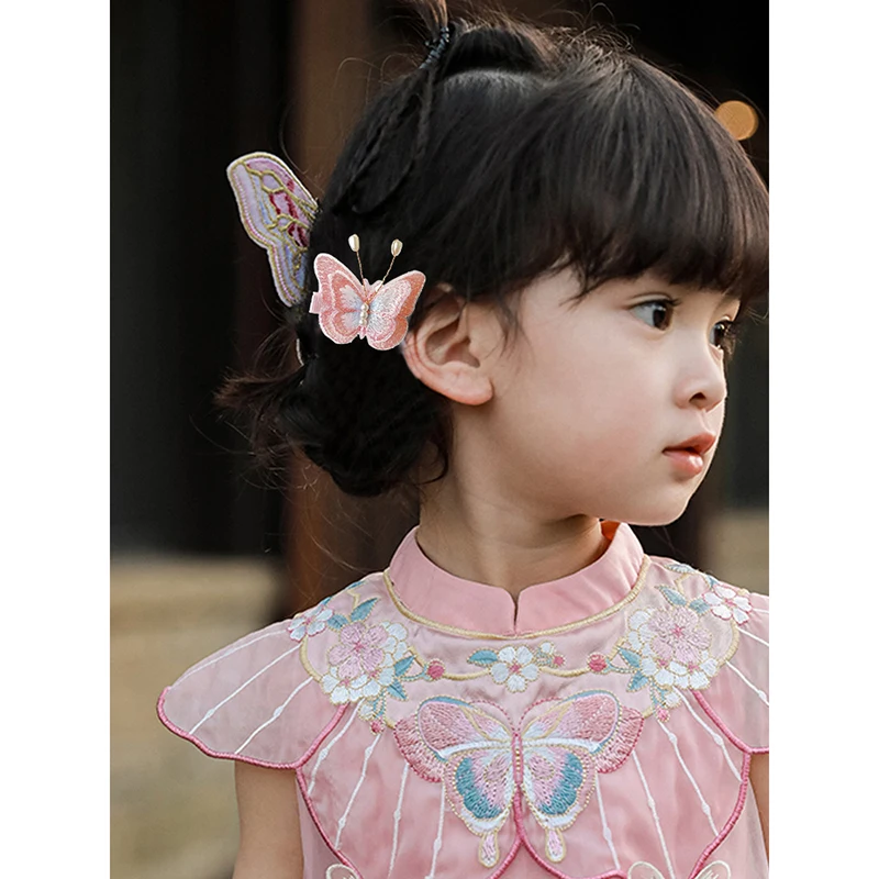 3歳の誕生日プレゼントとして、実用的でフェミニンなヘアクリップはどれがおすすめ？