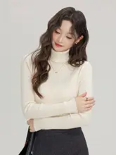 アーモンドカラーのハイネックニットトップス【女性用・フィット感あり・秋冬用】