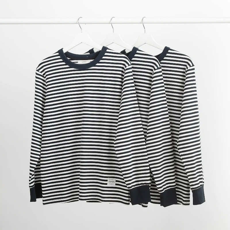 「Tシャツ 横から 着る」とき、どうやってスタイリングするの？長袖ストライプTシャツが解決するリアルな着こなしの悩み