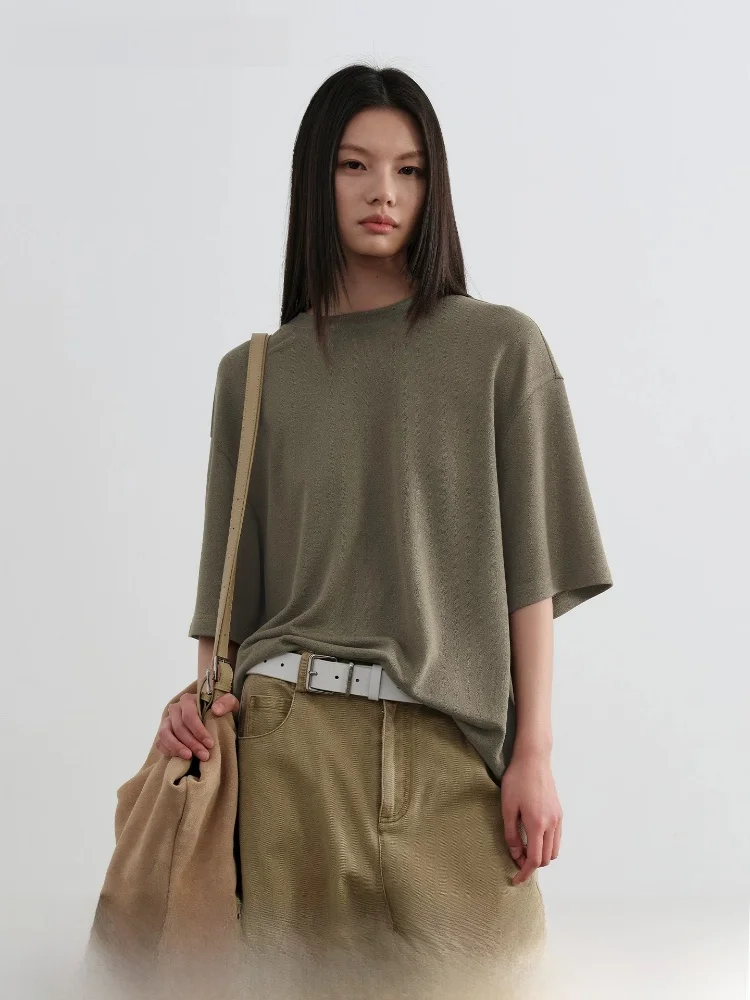 「Tシャツ形」で失敗しない着こなしは？透かしデザインのゆったりTシャツが教えるアレンジの本質