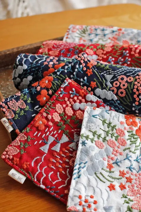 刺繍入りコットンリネン製正方形コースター【熱防止・植木鉢や花瓶用・テーブルデコレーション】