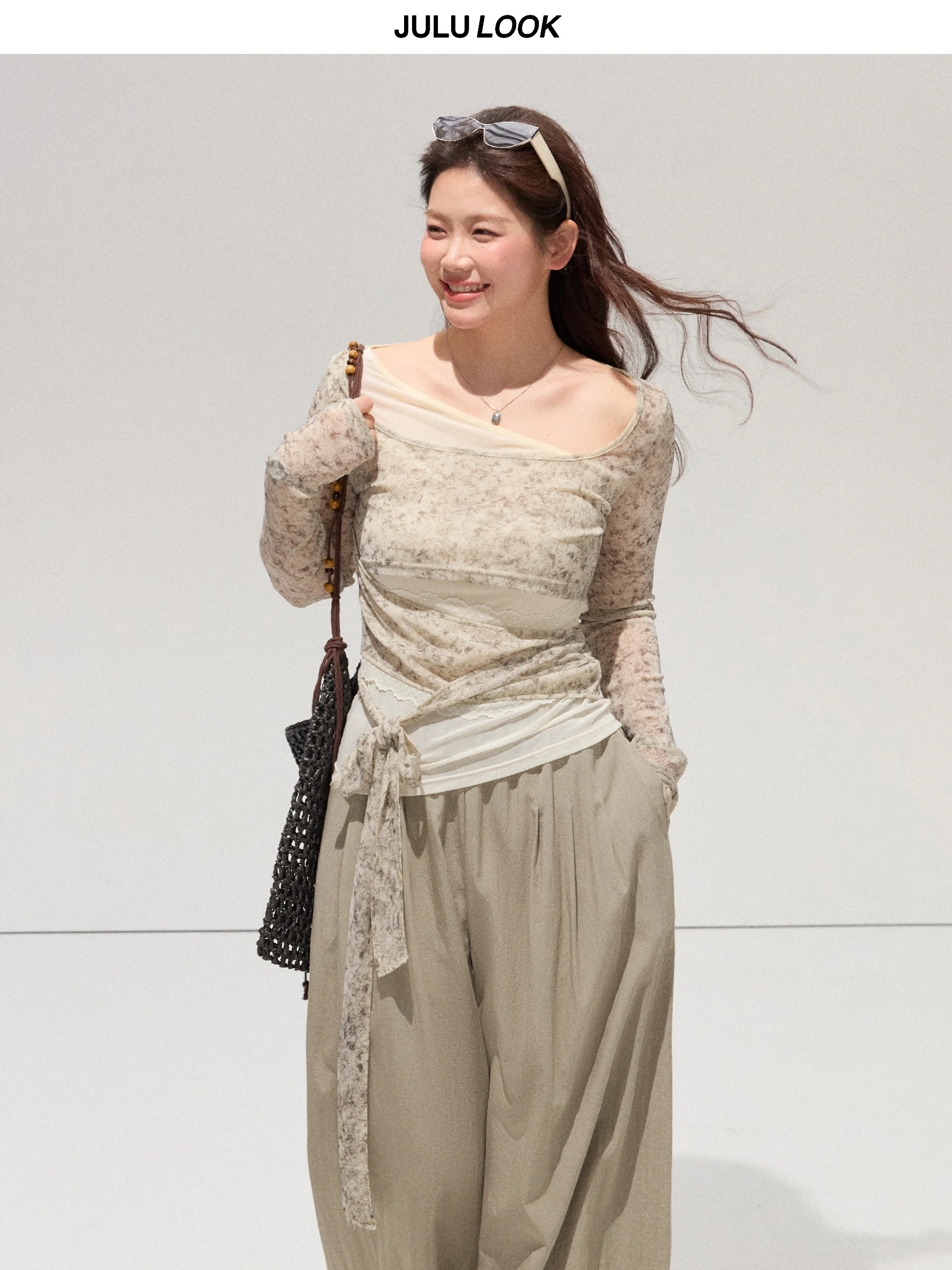 ハーネス付き服とは？デザイン性のあるバインドトップスとドレープパンツの実用性と着用法