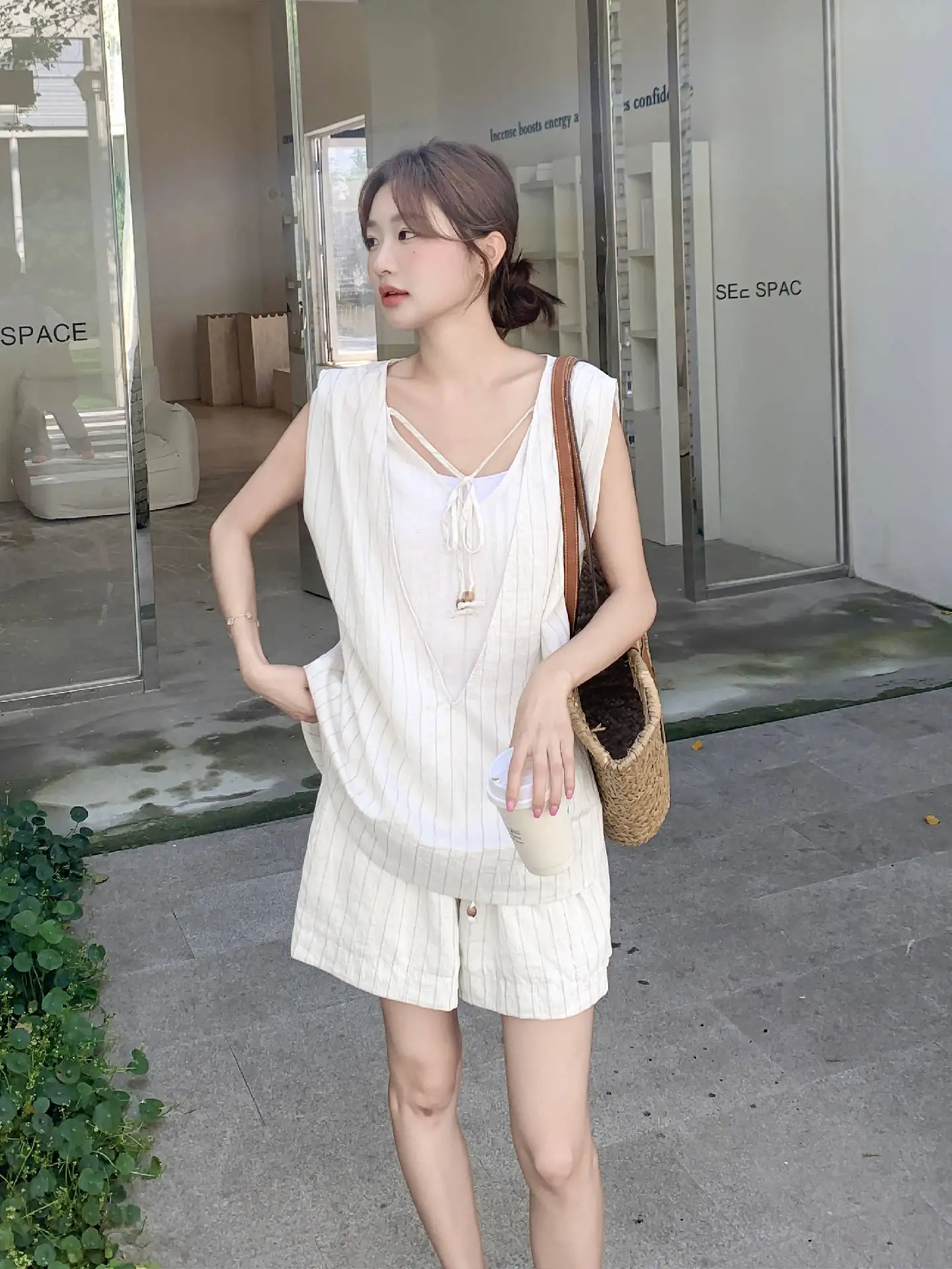 骨格ナチュラル夏服を選ぶなら、この軽やかなストライプセットがベスト？