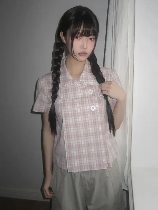 レトロな学院風デザインのドールカラー花モチーフチェック柄ブラウス【ゆったり短袖】