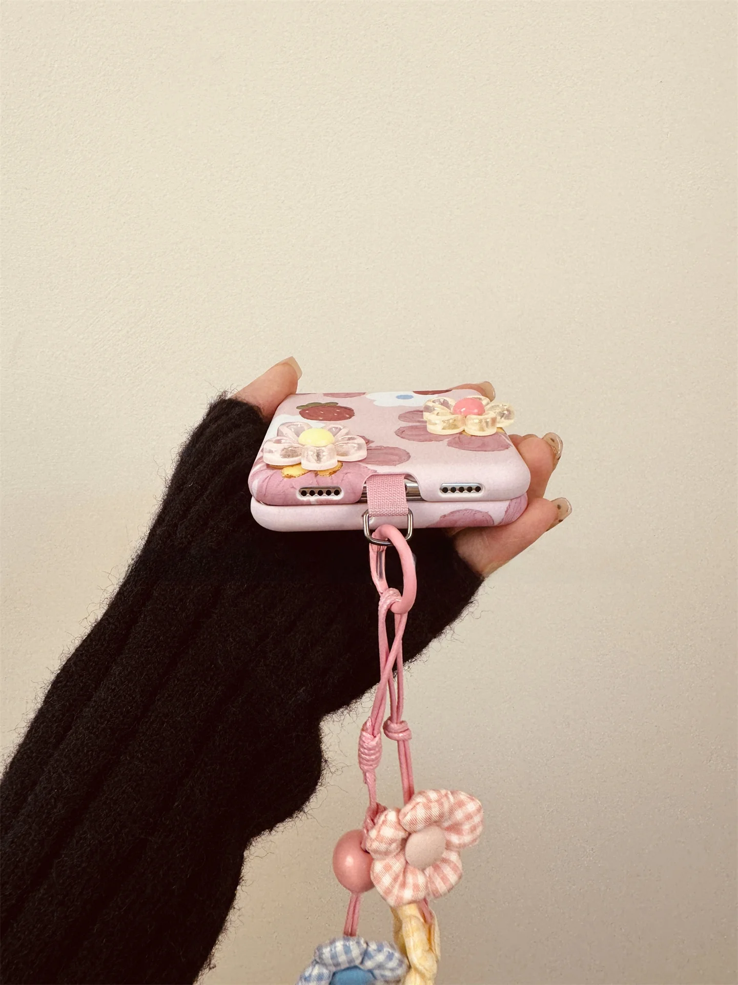 5インチスマホに合うスマホケースは？ストラップ付きのフラワーデザインケースが今、注目されている理由