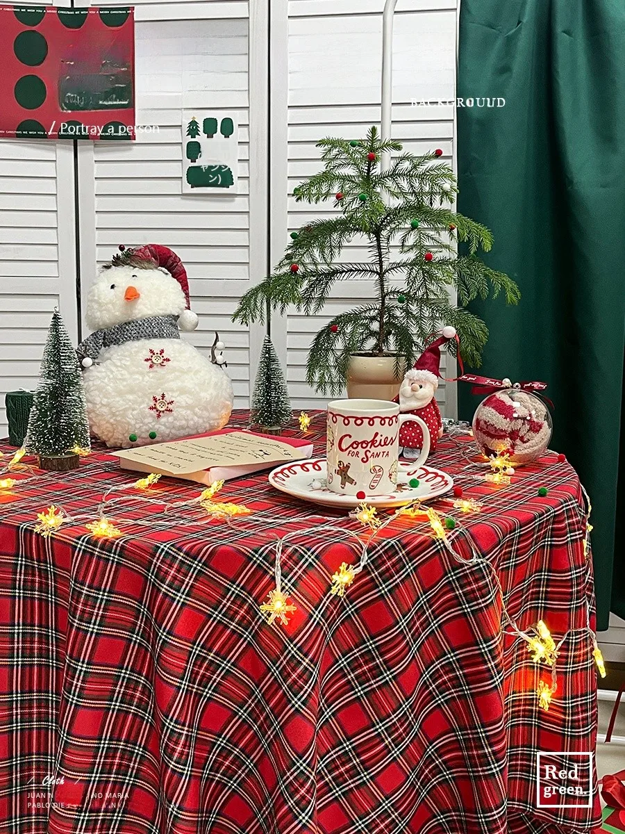 赤いチェック柄テーブルクロス：クリスマスや新年に最適なサイズとデザインの実用性
