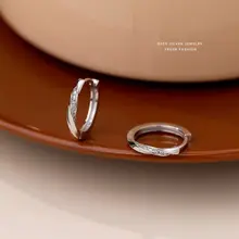 S925純銀製 モビウスリングピアス【シンプルデザイン・煌めくジルコニア】