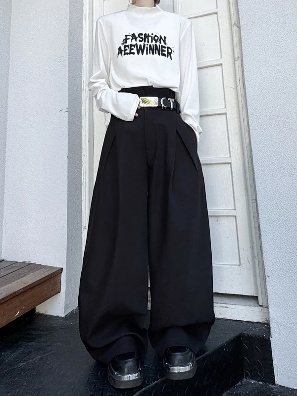 立体プリーツワイドパンツ：裾折りが服装バランスを整える実用的なデザイン
