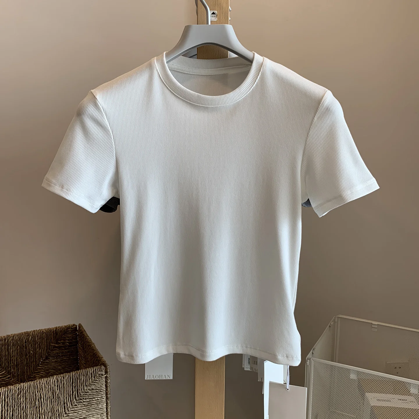 リブ編みラウンドネックショートスリーブTシャツの素材と通気性は？