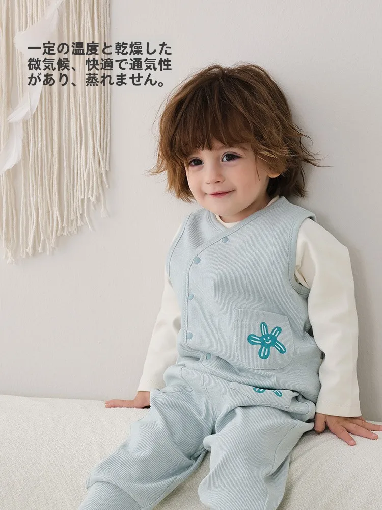 可愛いクマデザインの子供用ベスト：幼児前期の日常着に最適な保暖機能を実証