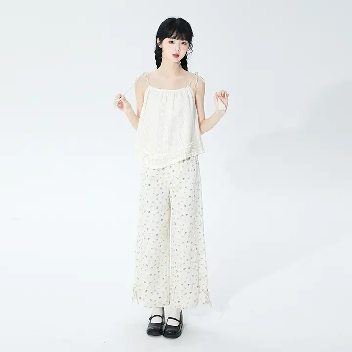 米色フラワープリントワイドレッグデニムパンツ【夏用・シルエット・レース装飾】（セットアップ対応）