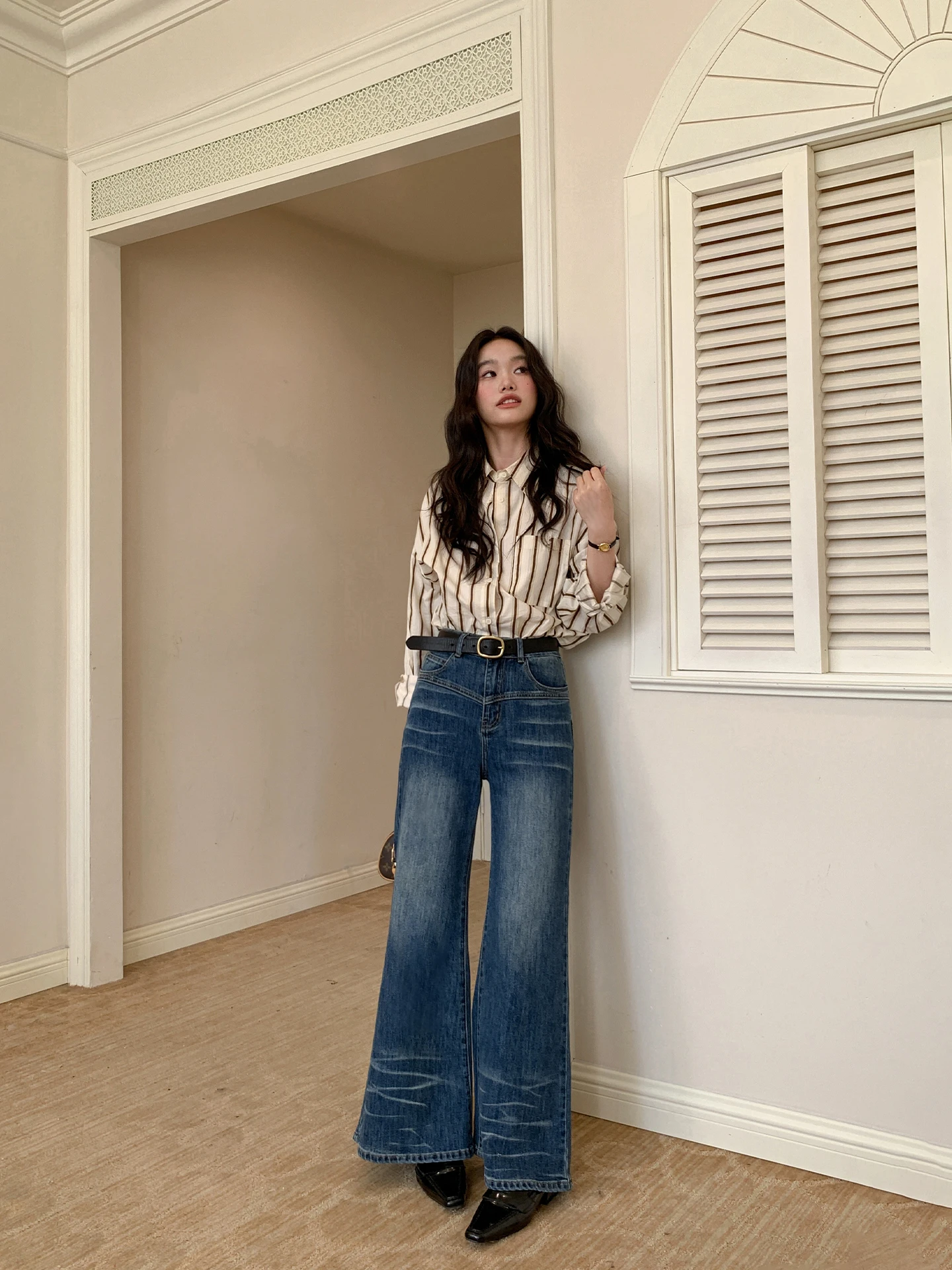 ハイウエストストレートジーンズ：レトロデザインが際立つ女性向けカジュアルパンツの実用性とフィット感