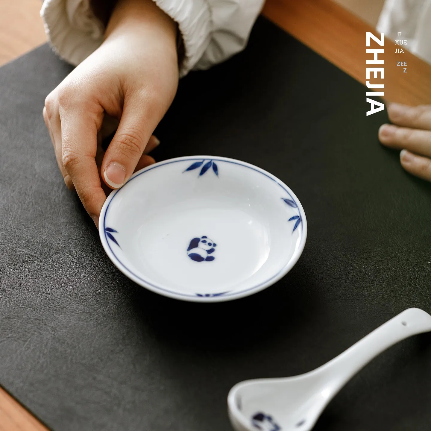 可愛い手描き青花デザインの陶器小皿：日常用醤油・酢用の使い方と選定ポイント