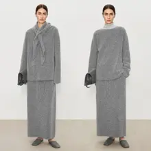 柔らかなウール混ニットプルオーバー【ボートネック・フィット】とウエストゴムスカート【フロントスラッシュポケット付き】、三角巾（セットアップ対応）