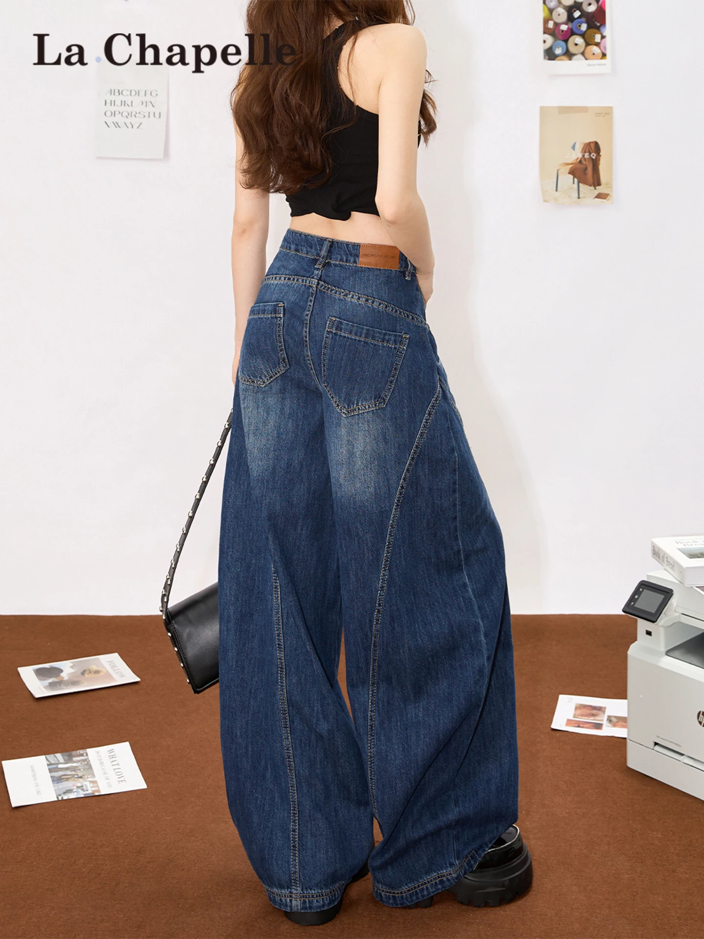 黒 デニム ワイド パンツはどんな感じ？深青色のワイドレッグデニムが日常を彩る理由