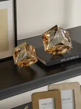 洗練されたデザインのリビングルーム用オープンシェルフ置物【軽やかな高級感・デザイナーインテリア】
