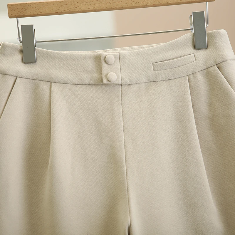 50代の女性にぴったりなワイドパンツのコーデ：高腰通勤風ハーレンパンツの実用性とフィット感