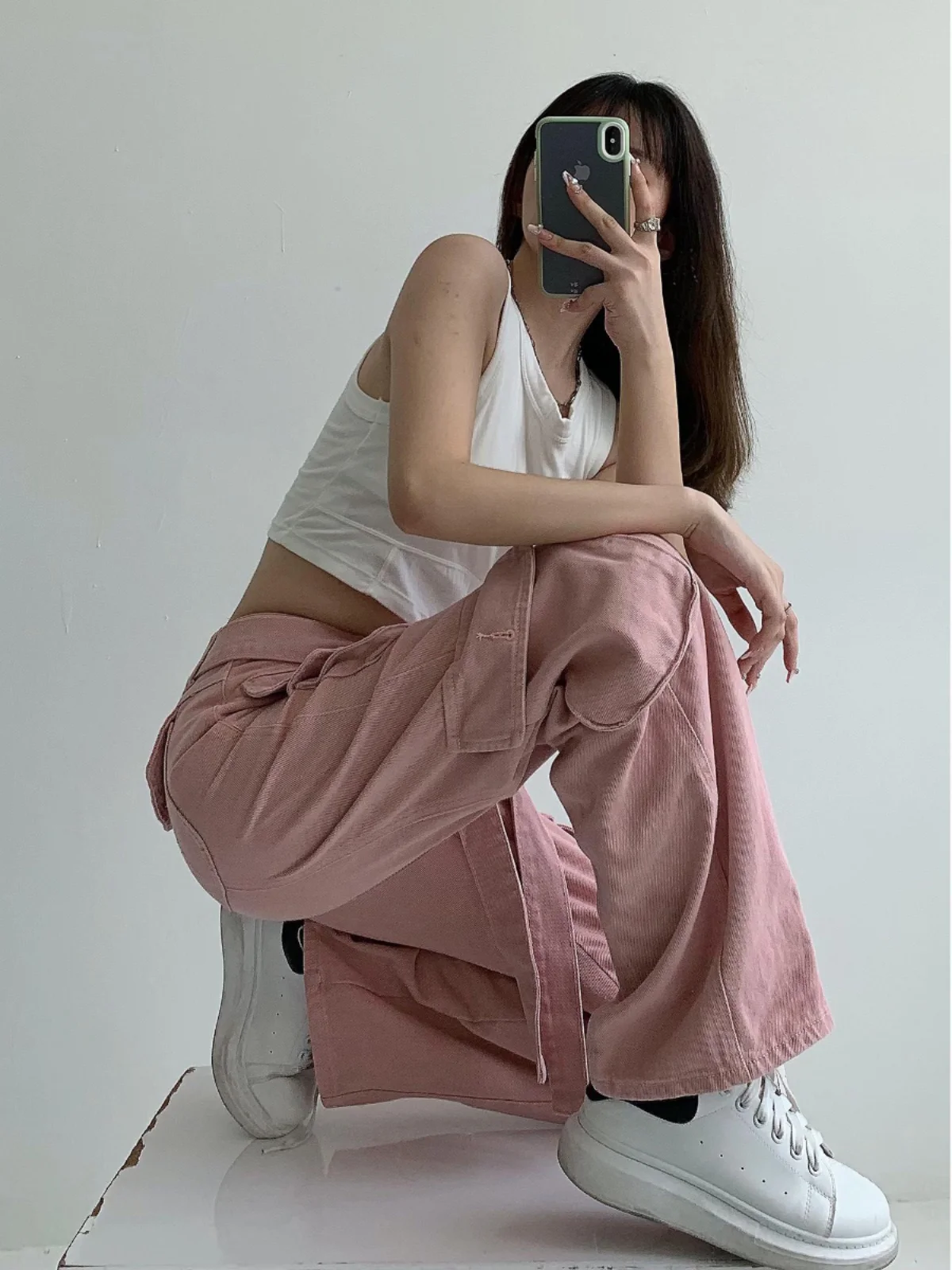 大人可愛い服 40代コーデのゆとりの秘密｜ワイドレッグカーゴパンツで自然なスタイルを実現
