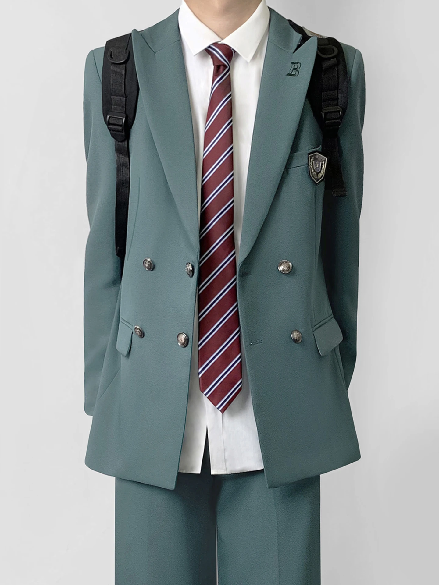 刺繍入りミントカラーのブレザー：東中バッジ付きの学院風正装礼服の実用性と着用シーン
