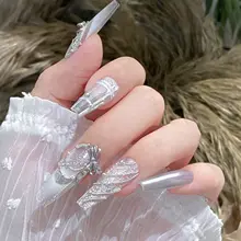 蝶結びデザインのネイルアクセサリー【細かい煌めき・ゴールドトーン】