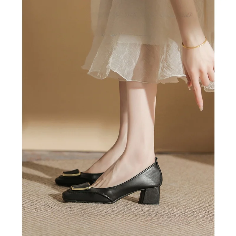 快適なローヒールパンプス：通勤に適した本革製パンプスの実用性と脚の痛み対策