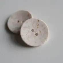 環境に優しい本白石色のテクスチャー仕上げボタン【二十二ミリサイズ】