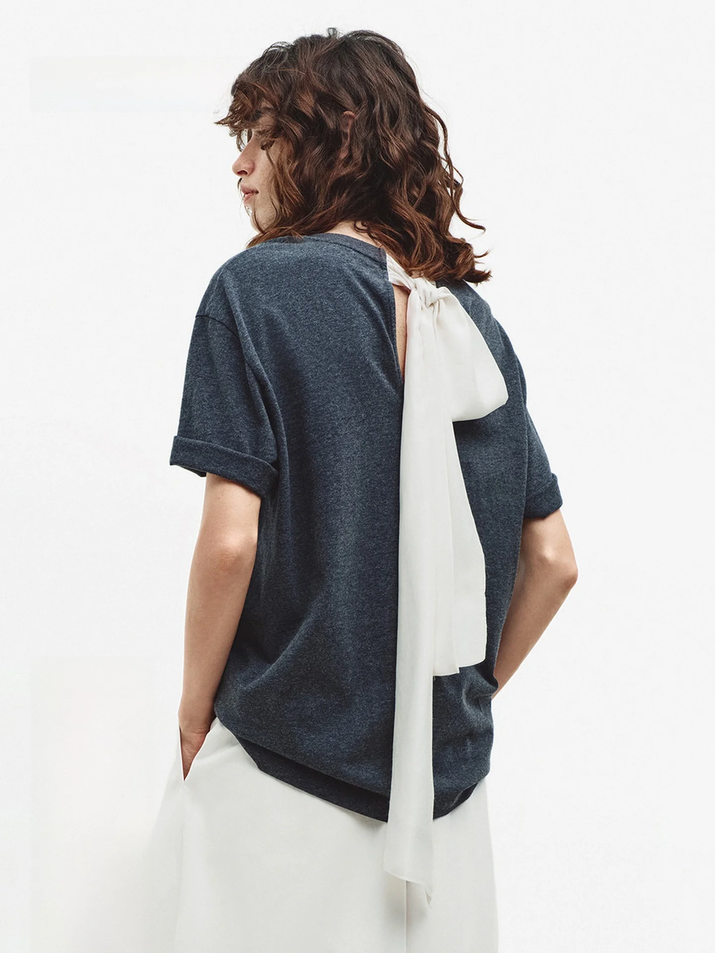 背中結びデザインのTシャツでどう着こなす？春の日常に合うアレンジのコツを解説