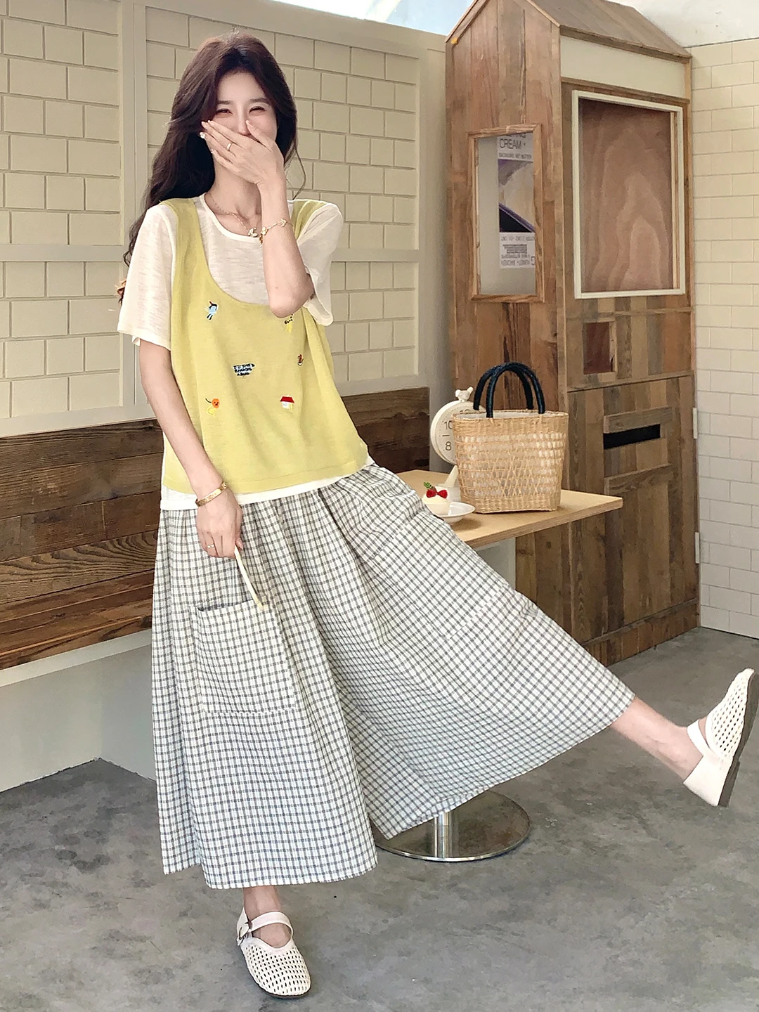 黄色刺繍キャミソールとチェックのワイドパンツセット：夏の学院風コーデで軽やかな日常を実現