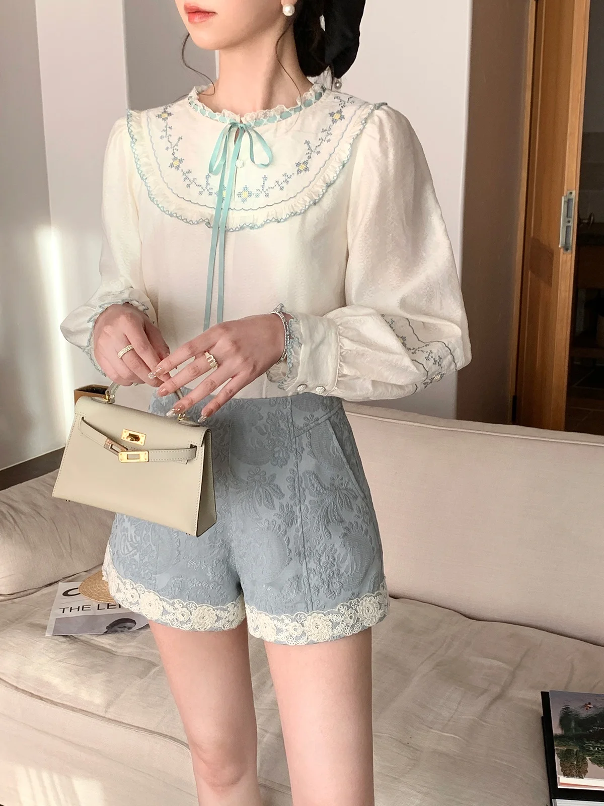 フランス風 刺繍入りバルーンスリーブシャツ：法式デザインの春の着こなしを実現