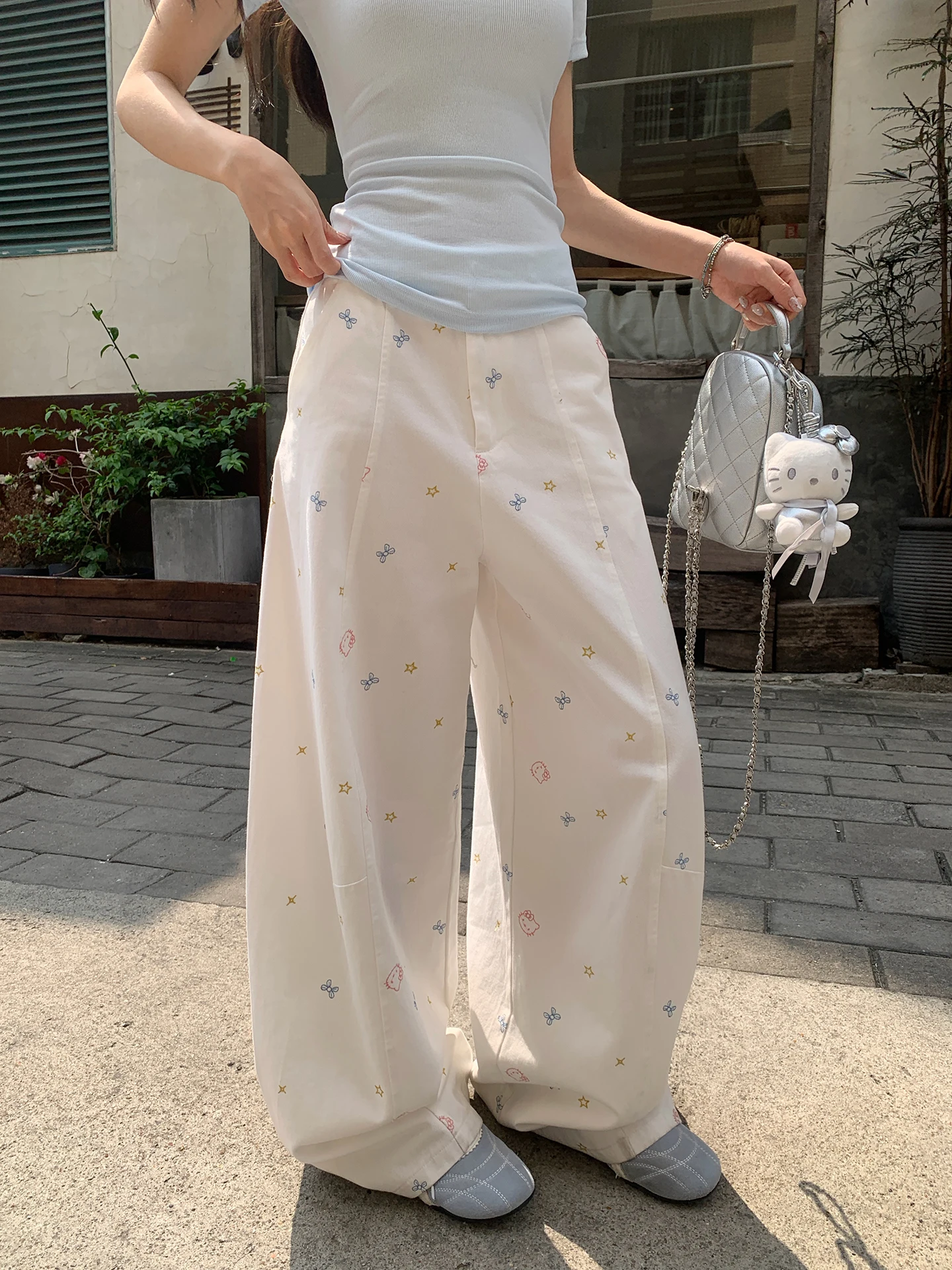 刺繍入りワイドレッグデニムパンツは、通勤でもデートでも使える“一着”なのか？