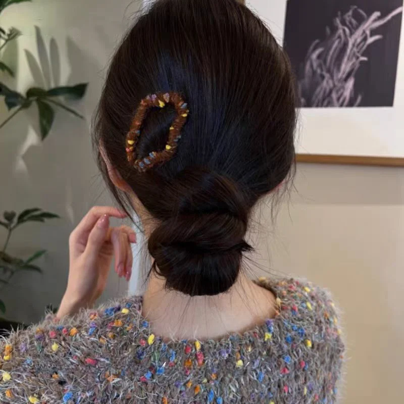 カラフルな毛糸の雲デザインヘアクリップ：サイド留めの簡単なやり方とおすすめの色