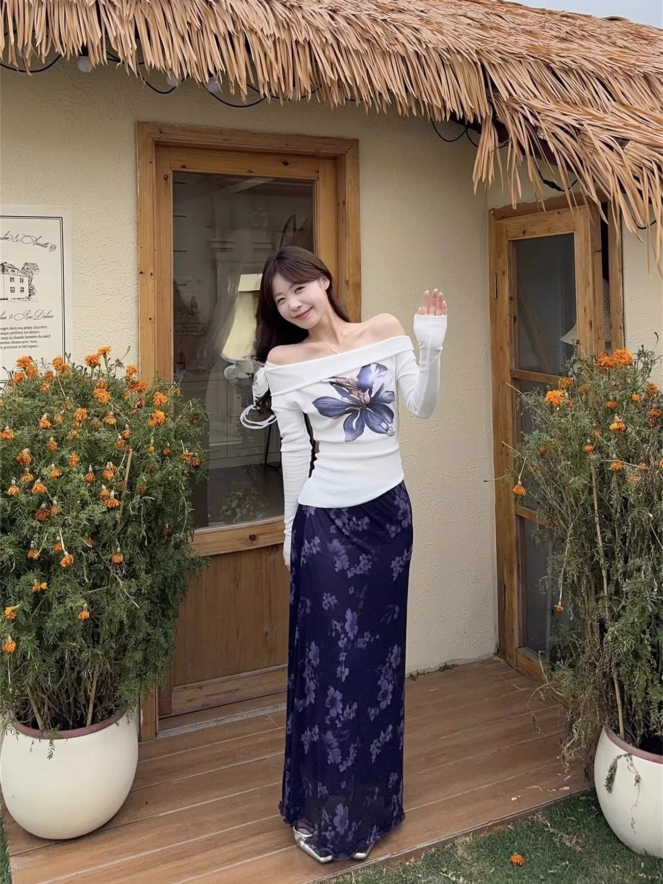 10度コーデとは？オフシ ョルダー花柄Tシャツとハイウエストスカートの秋用セットアップで実現する自然なスタイル
