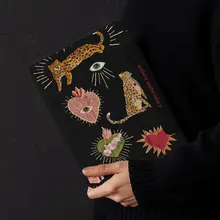 iPad用プロテクトケース【黒いヒョウ柄・愛心デザイン・磁気吸着・防落下対応・ペンホルダー付き】