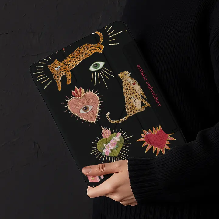 iPad用プロテクトケース【黒いヒョウ柄・愛心デザイン・磁気吸着・防落下対応・ペンホルダー付き】