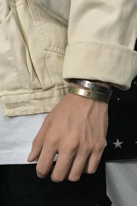 Carmen レトロデザインのカップル用ブレスレット【チタン合金・オープンタイプ・幅広・クラウンモチーフ】