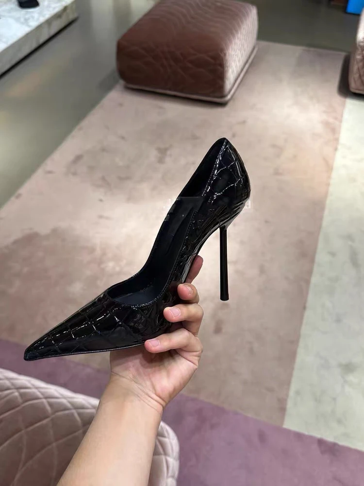 黒のクロコダイルパターンのポインテッドトゥハイヒール：細いヒールで日常を彩るセクシーデザイン