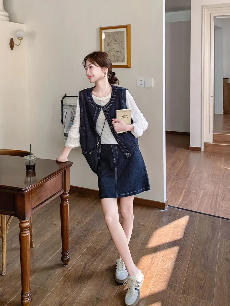 きれいめデニムとミニスカートの春秋カジュアルコーデ：三件套で実用性とファッション性を両立