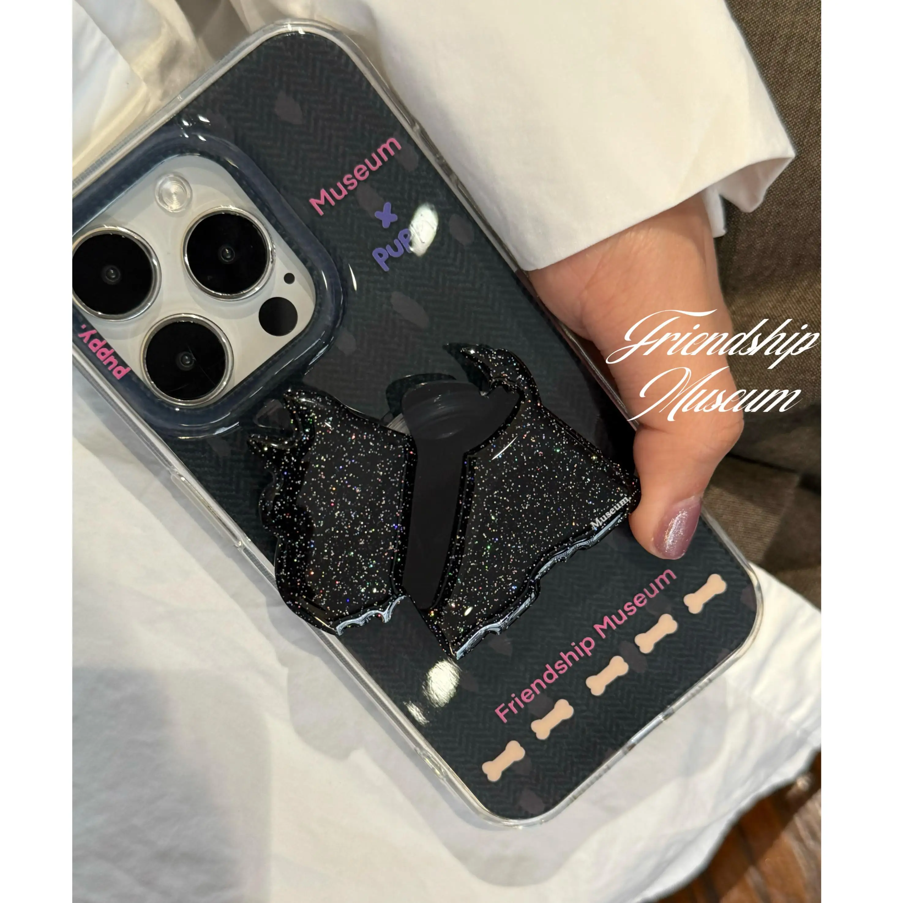 iPhone12mini に合うスマホケースは？愛らしい犬のしっぽを振るケースが今、注目されている理由