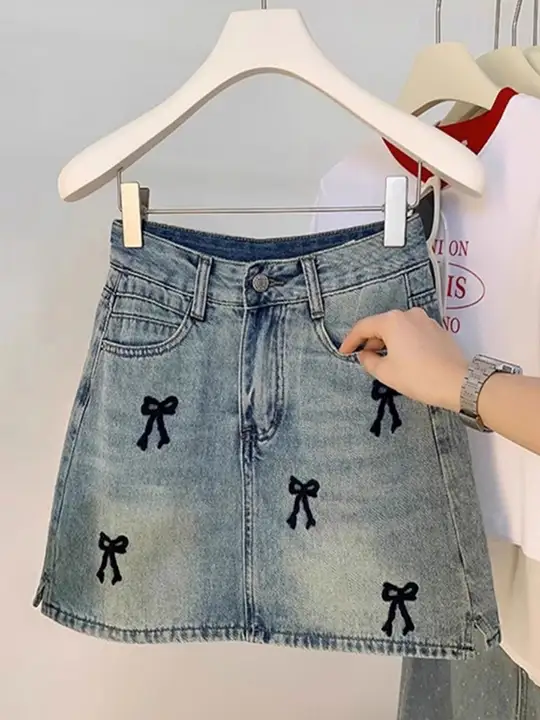青色デニムハーフスカート【蝶刺繍・デザイン性あり・ルーズフィット】