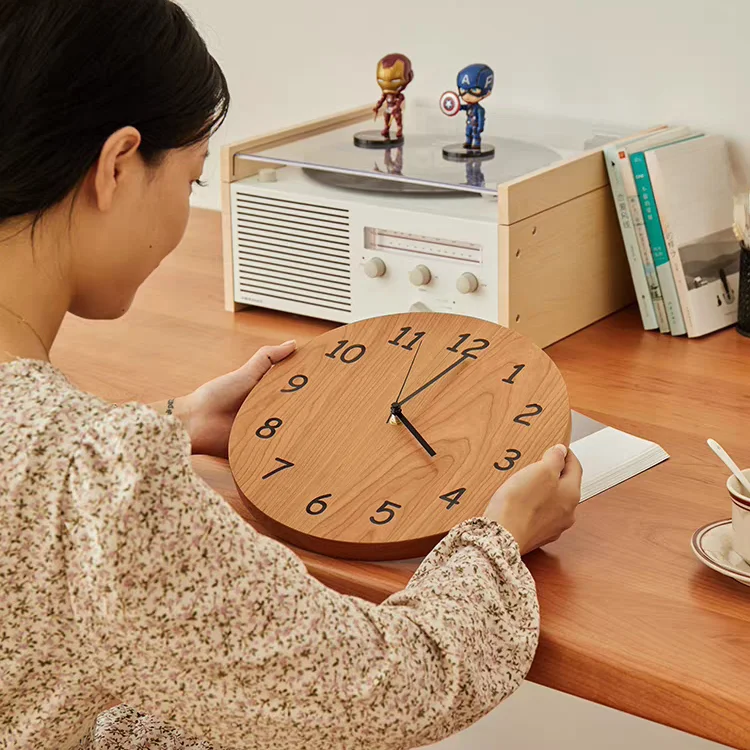 無垢材の壁掛け時計【チェリーウッド・ウォールナット・シンプルデザイン・丸型】
