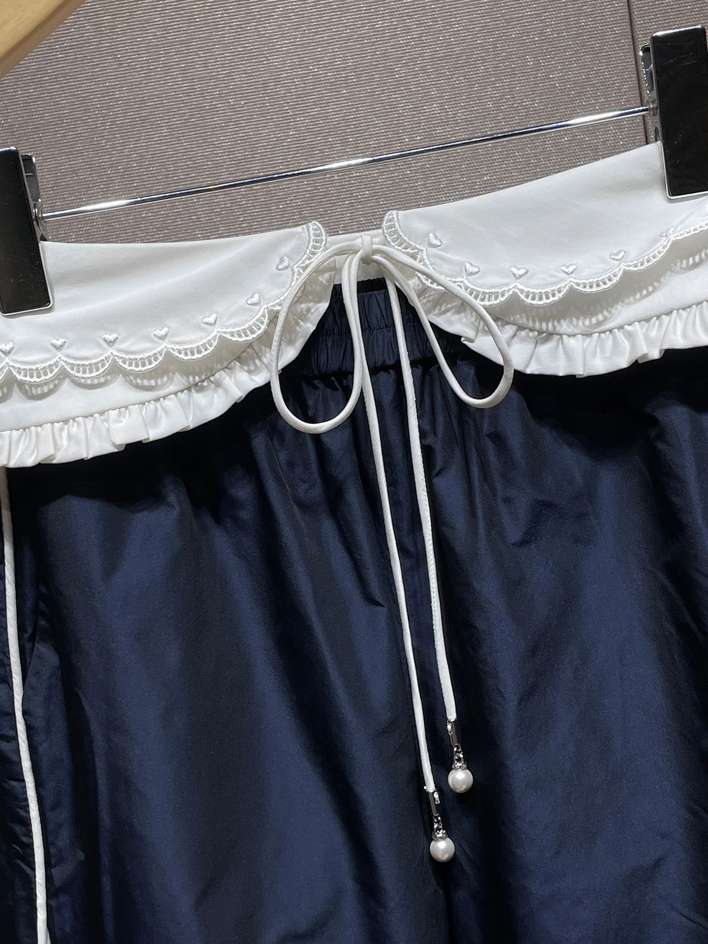 可拆腰封パンツ：フラワーレース刺繍とゆったりストレートの実用性と使い分け