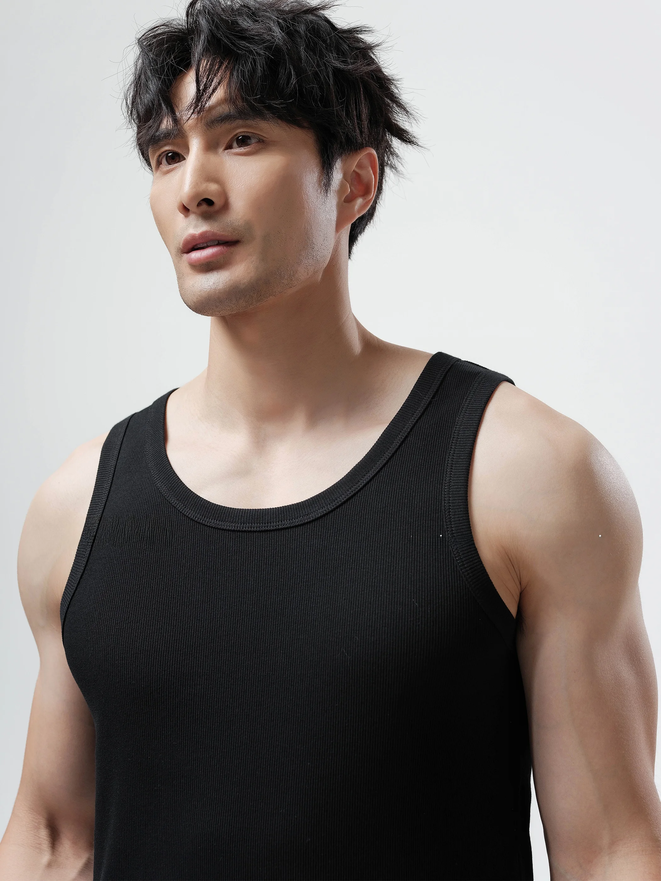   細身男子が夏をどう過ごすか？アイス感覚のリブコットンTシャツが解決する悩みとは